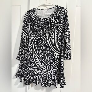 Nuggles black & white top